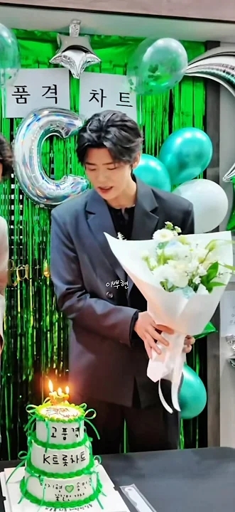 Emotional wallpaper shared by fans for Park Jihyeon