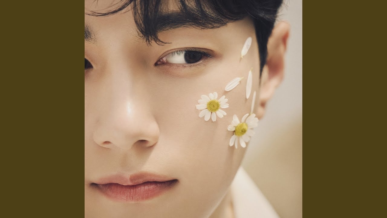 Behind-the-scenes cut of Kim Myungsoo (L)