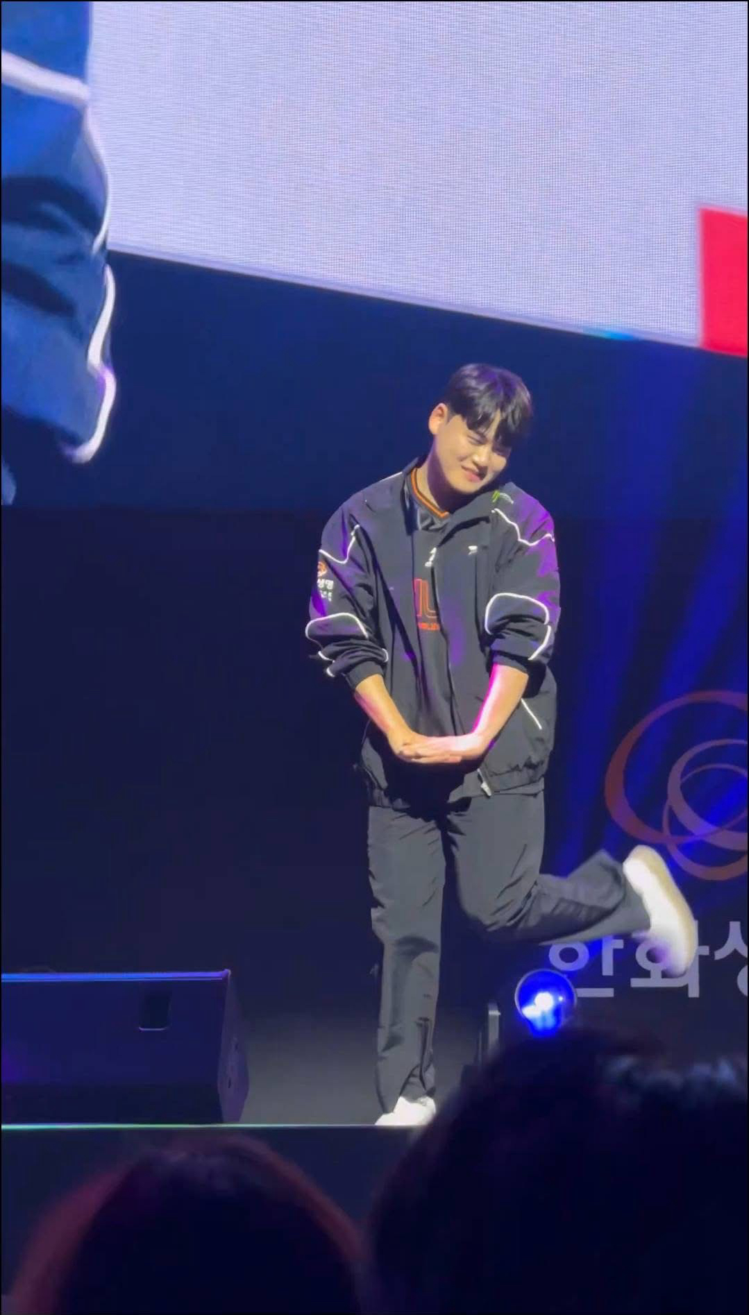 Emotional wallpaper shared by fans for Gumayusi