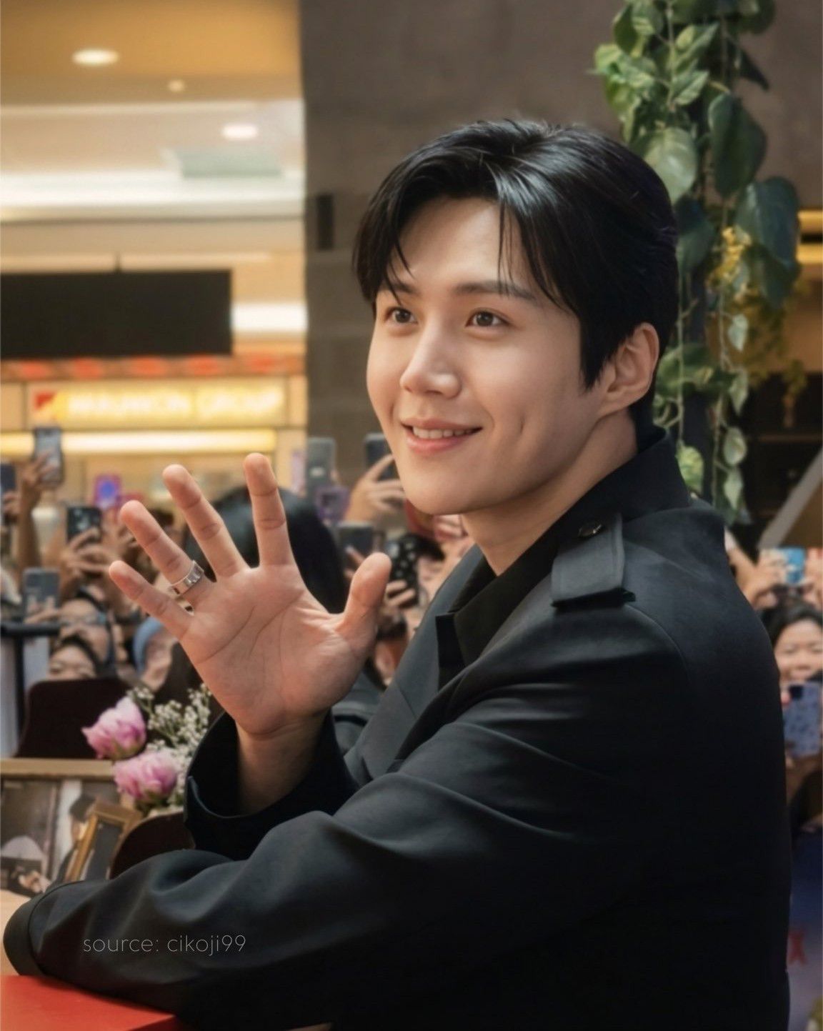 粉絲拍下的金宣虎瞬間