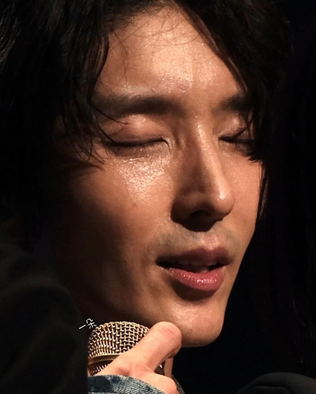 A moment captured by a fan of Lee Joongi