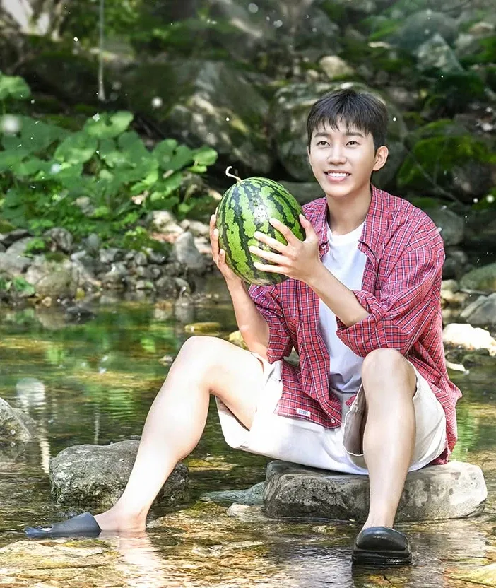 Behind-the-scenes cut of Lim Youngwoong
