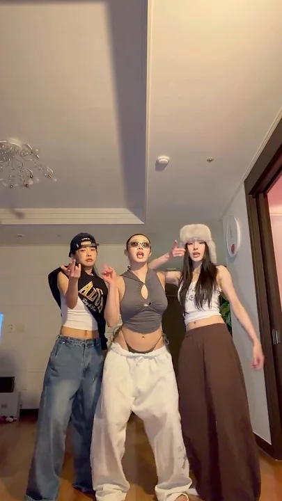 Behind-the-scenes cut of Aiki