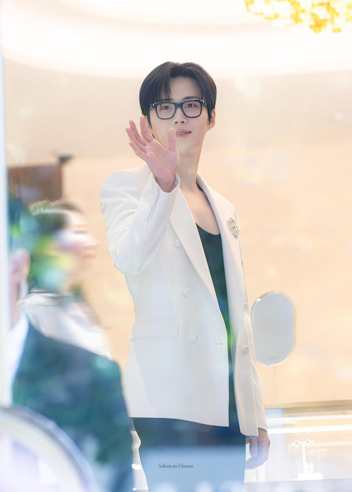 Behind-the-scenes cut of Kim Seonho