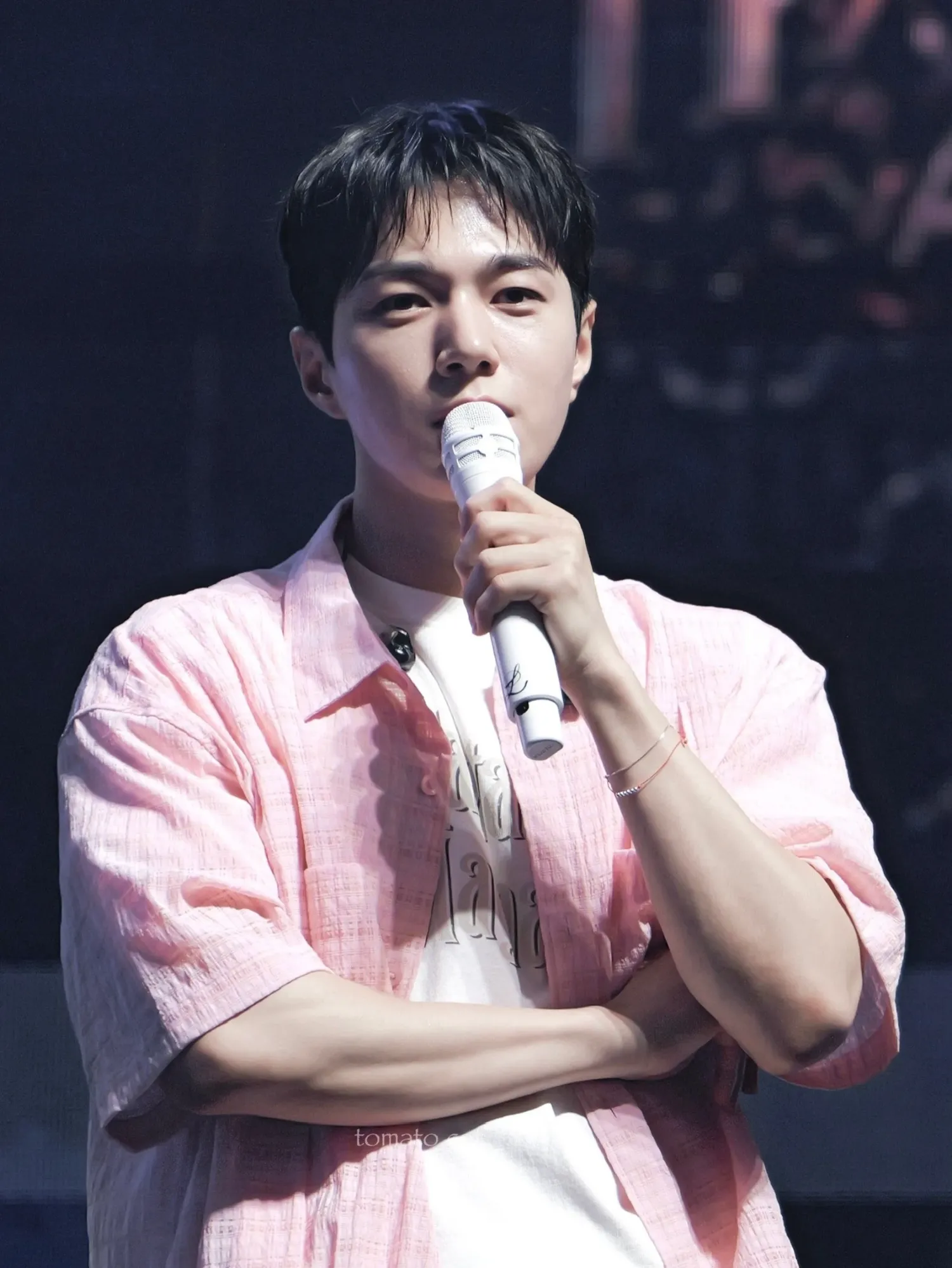 A moment captured by a fan of Kim Myungsoo (L)