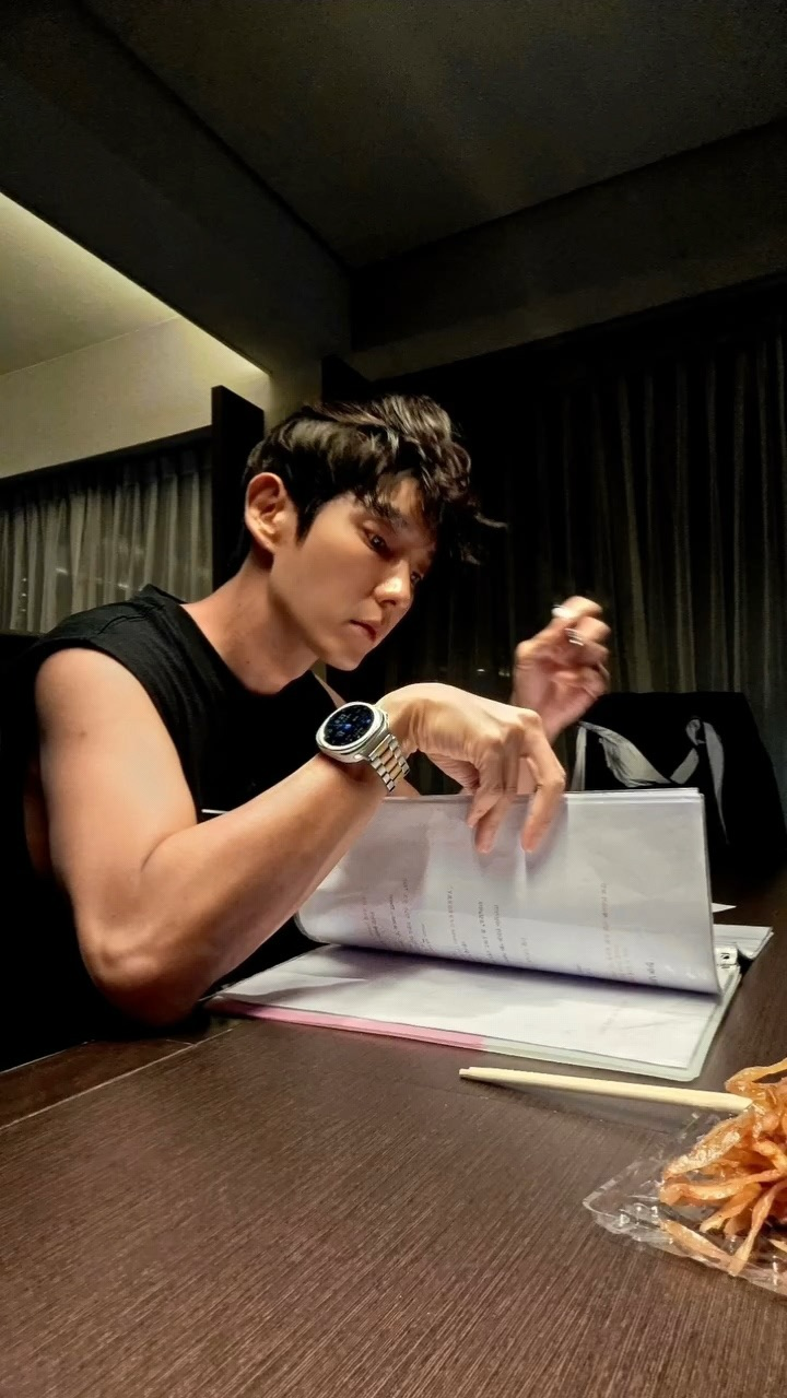 Behind-the-scenes cut of Lee Joongi