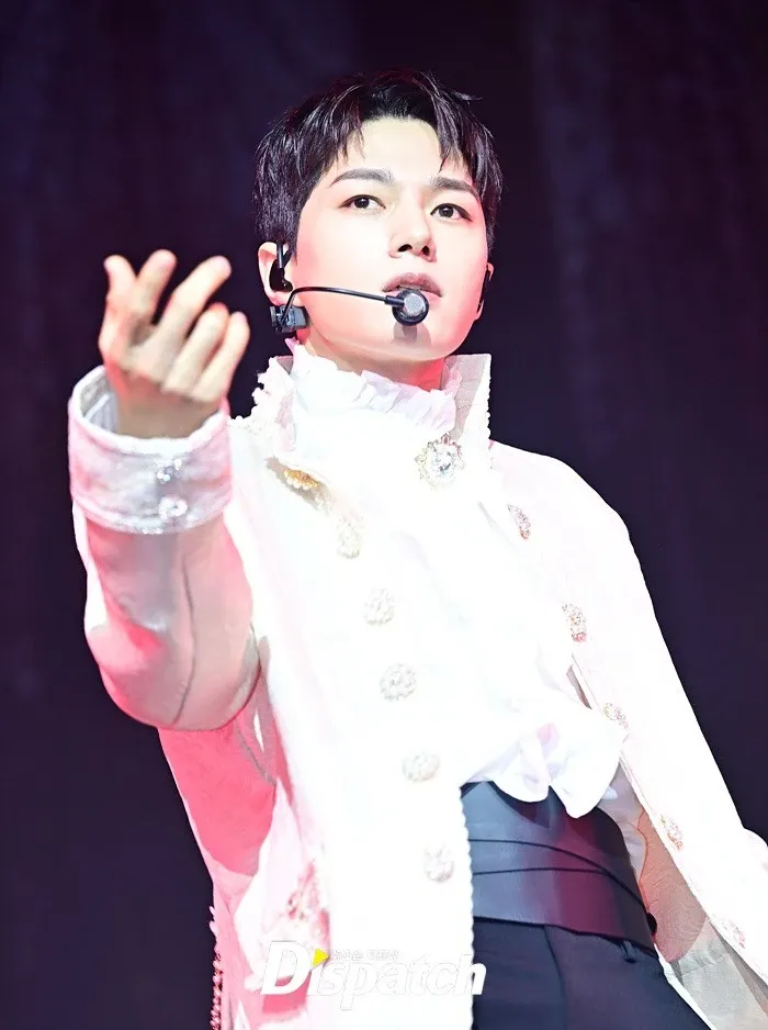 Behind-the-scenes cut of Kim Myungsoo (L)