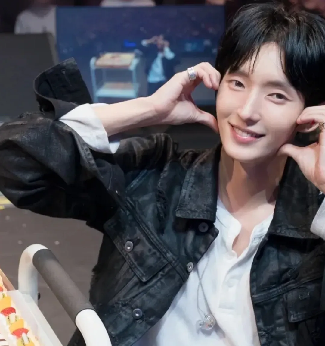 A moment captured by a fan of Lee Joongi