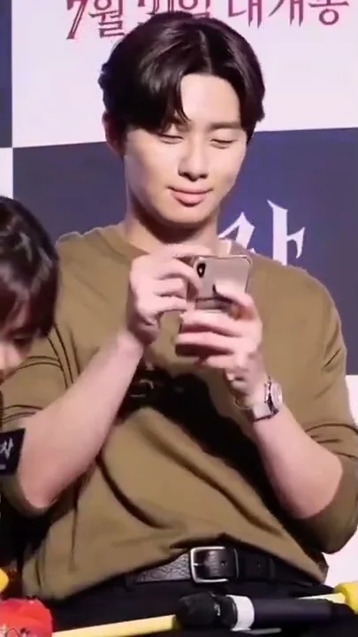 A moment captured by a fan of Park Seojoon