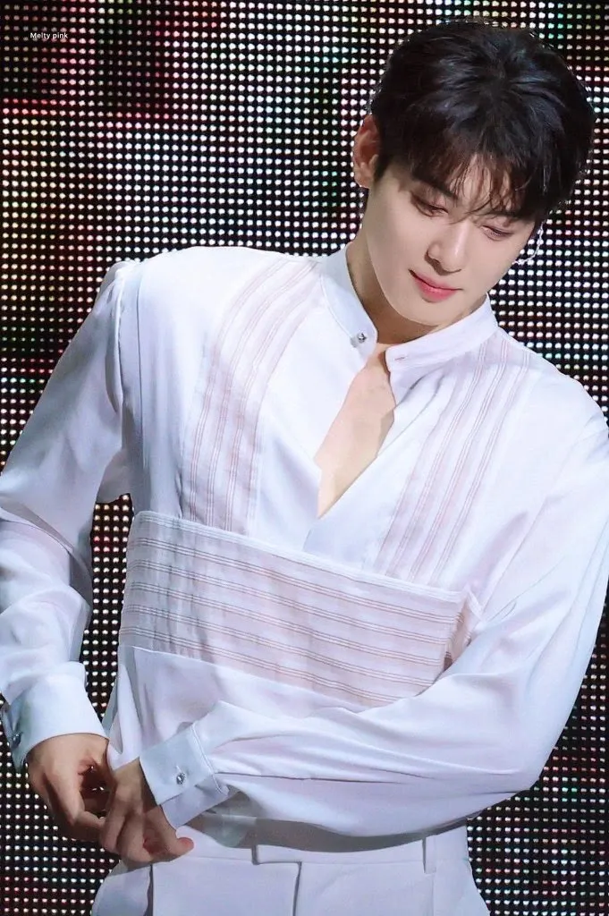 Recent activity shot of Cha Eunwoo