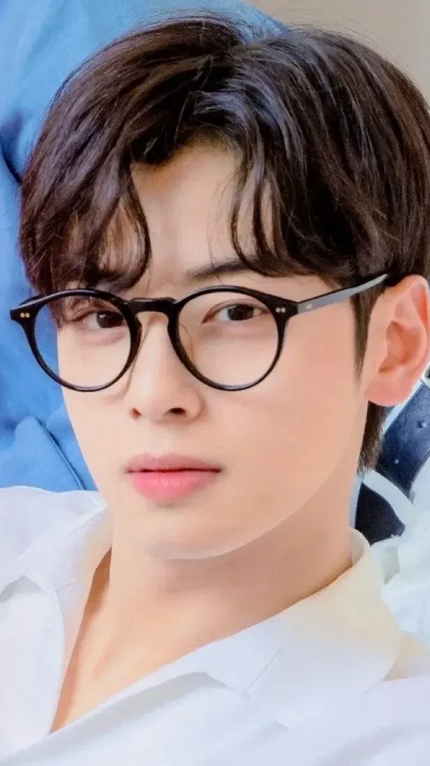A moment captured by a fan of Cha Eunwoo
