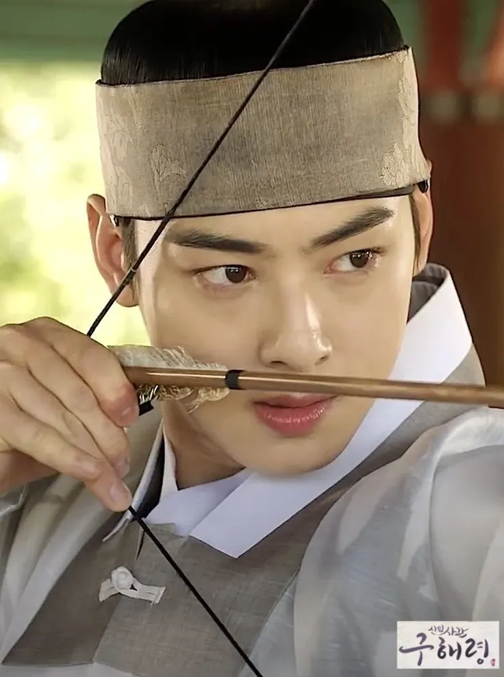 Behind-the-scenes cut of Cha Eunwoo