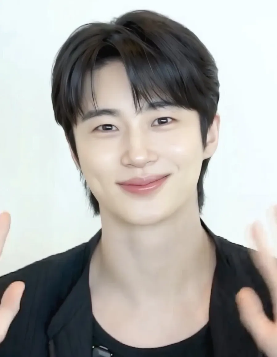 Recent activity shot of Byeon Wooseok
