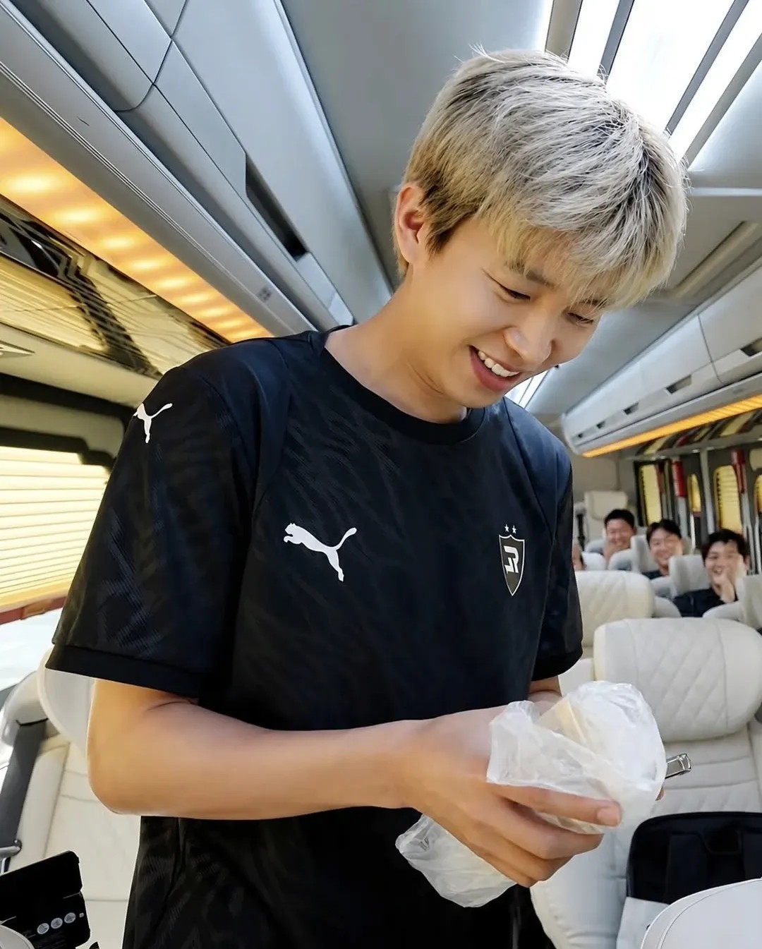 Cuplikan di balik layar dari Lim Youngwoong