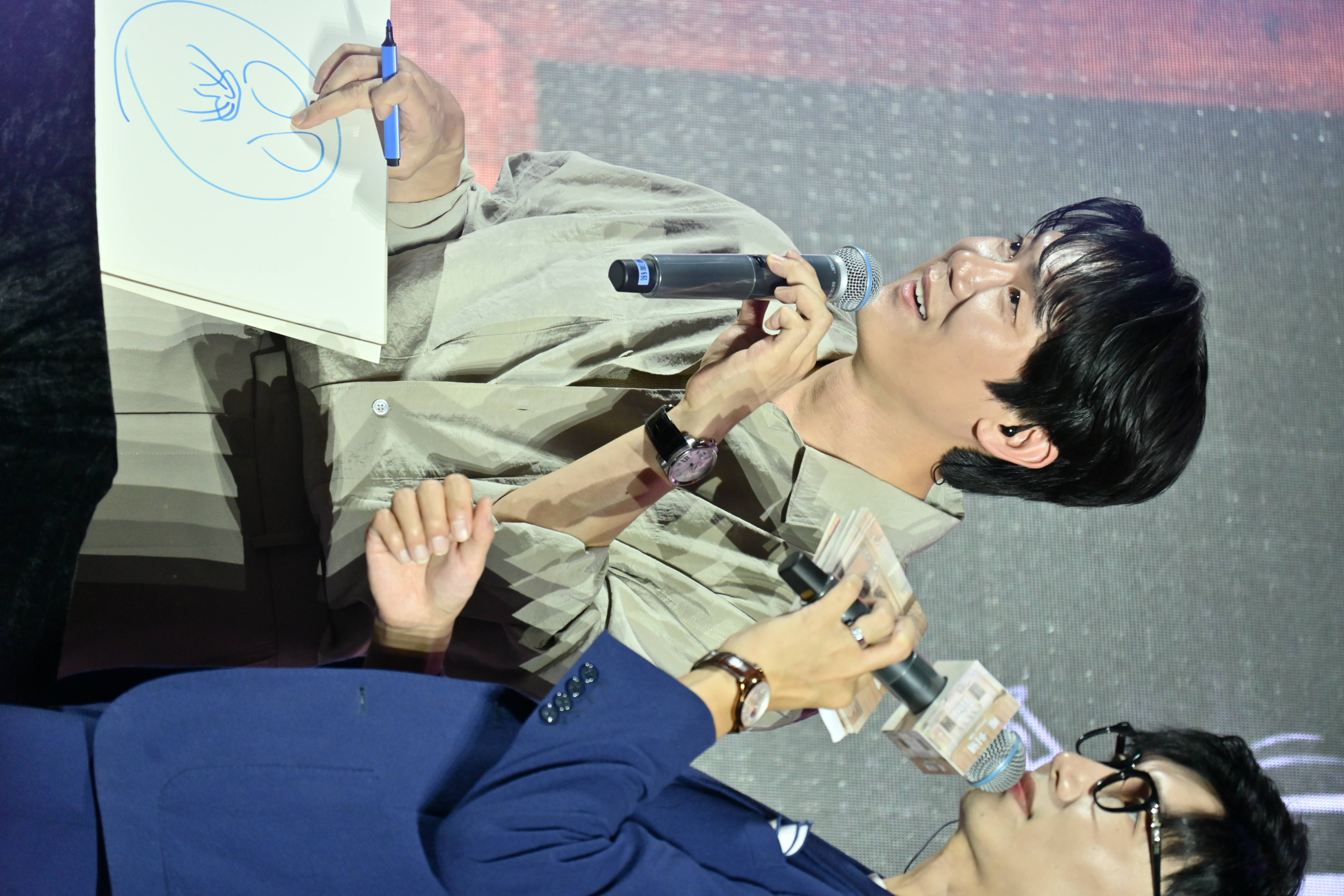 A moment captured by a fan of Yoo Yeonseok