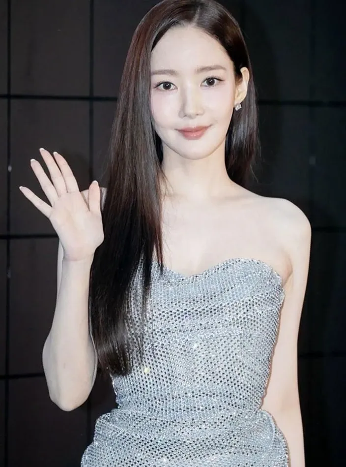 Behind-the-scenes cut of Park Minyoung