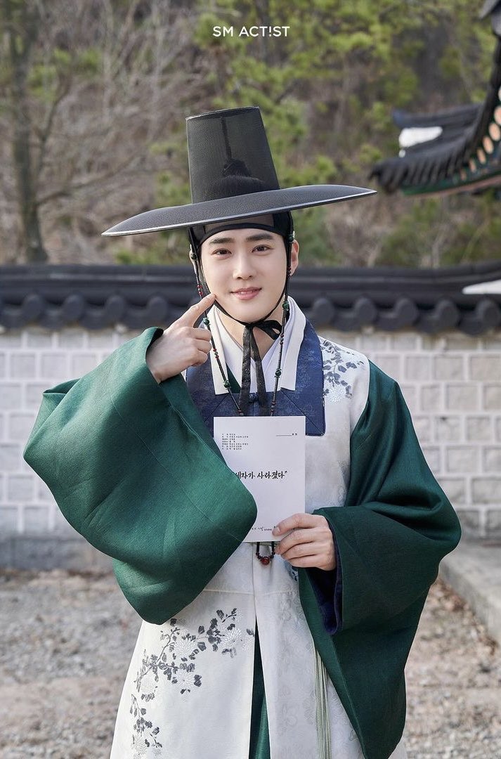 Behind-the-scenes cut of Suho