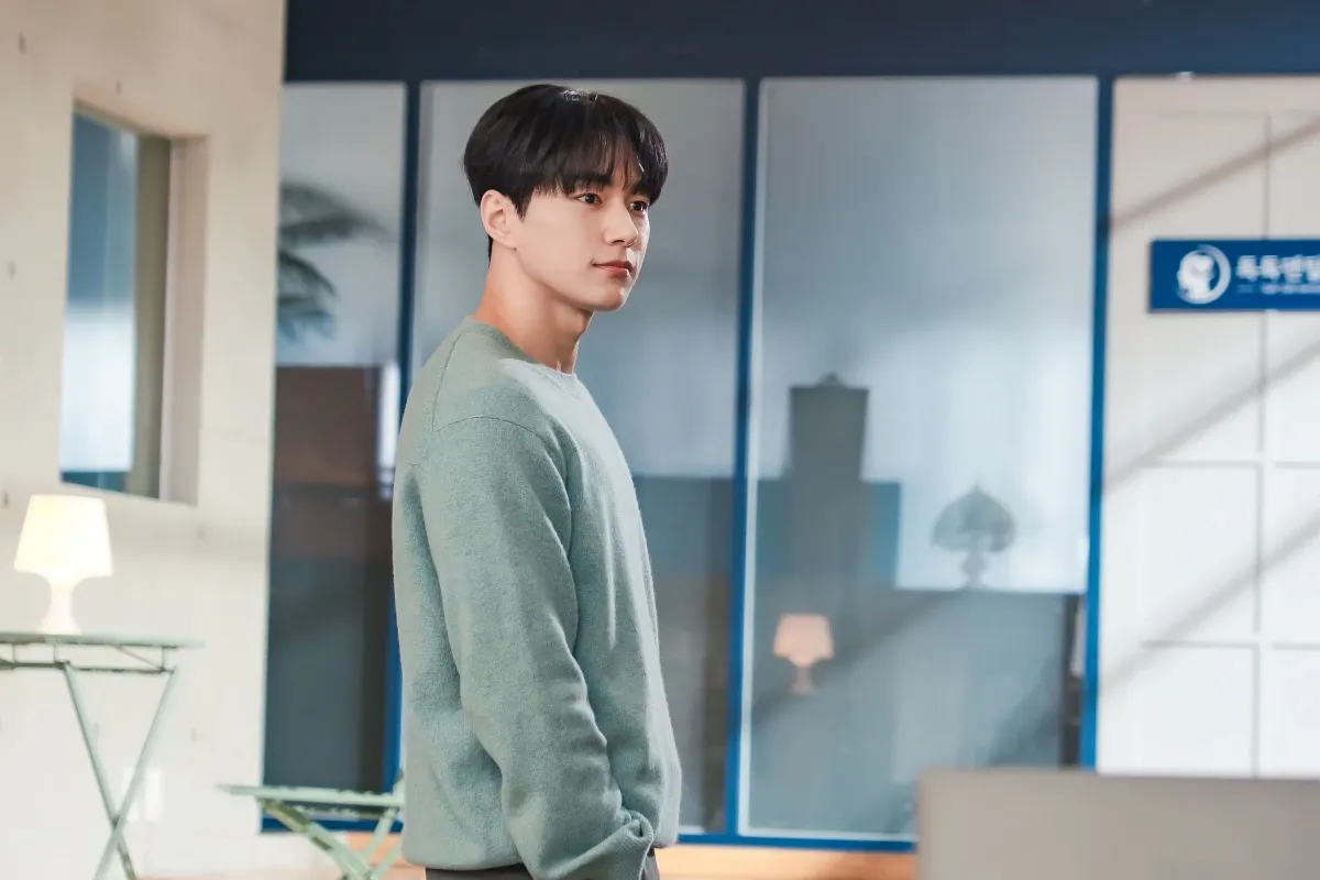 Behind-the-scenes cut of Kim Myungsoo (L)