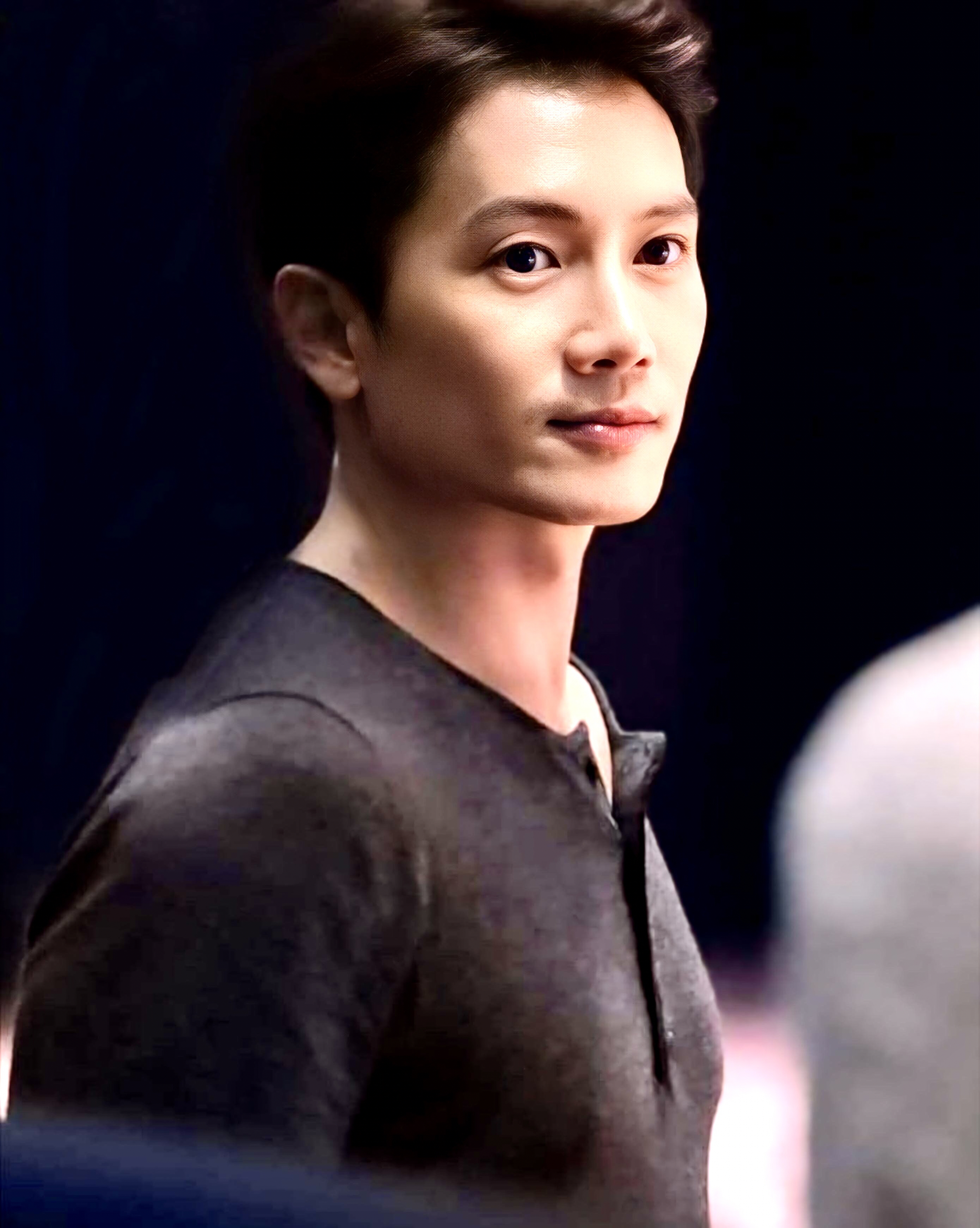 Behind-the-scenes cut of Ji Sung