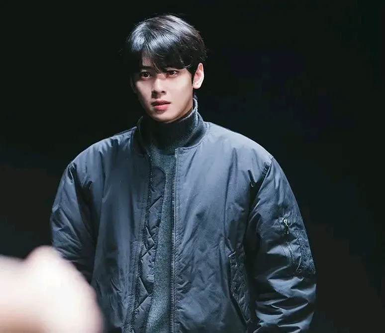 Behind-the-scenes cut of Cha Eunwoo