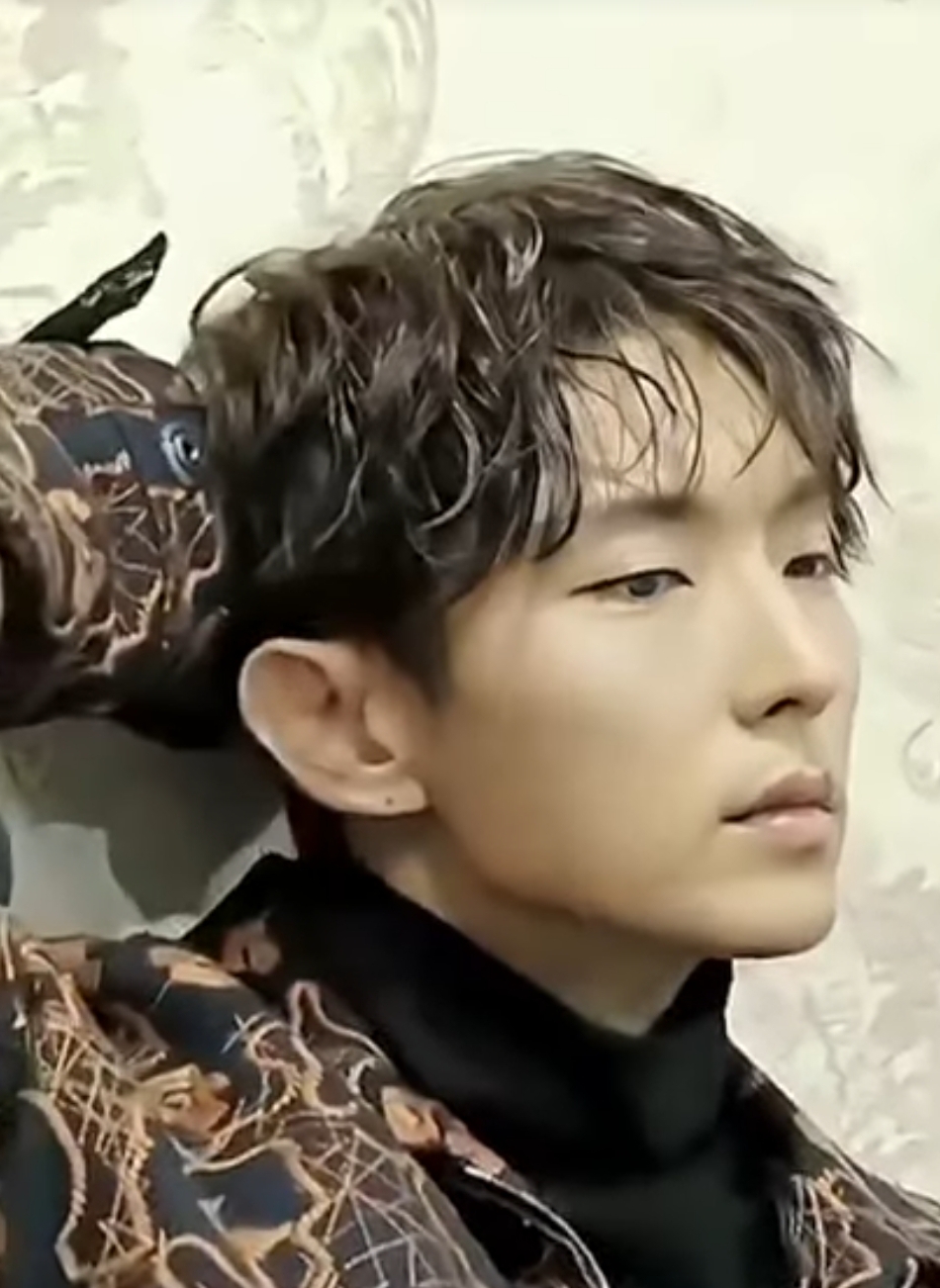 Behind-the-scenes cut of Lee Joongi