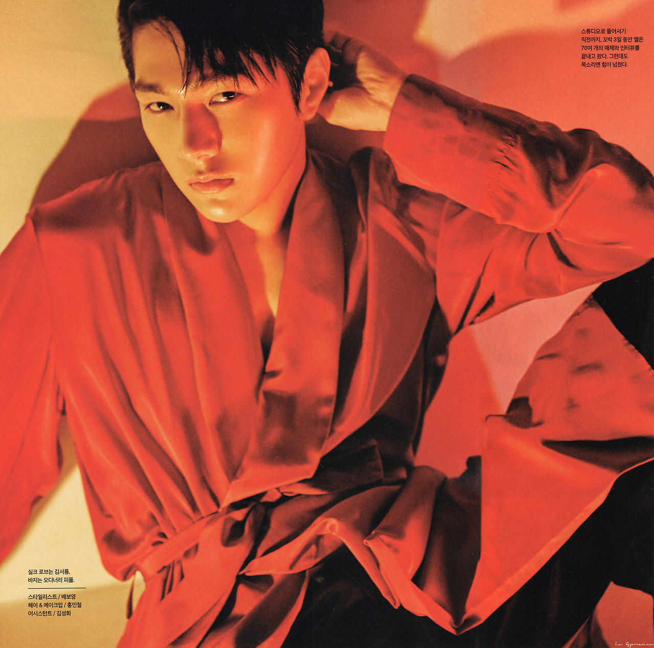 Behind-the-scenes cut of Kim Myungsoo (L)